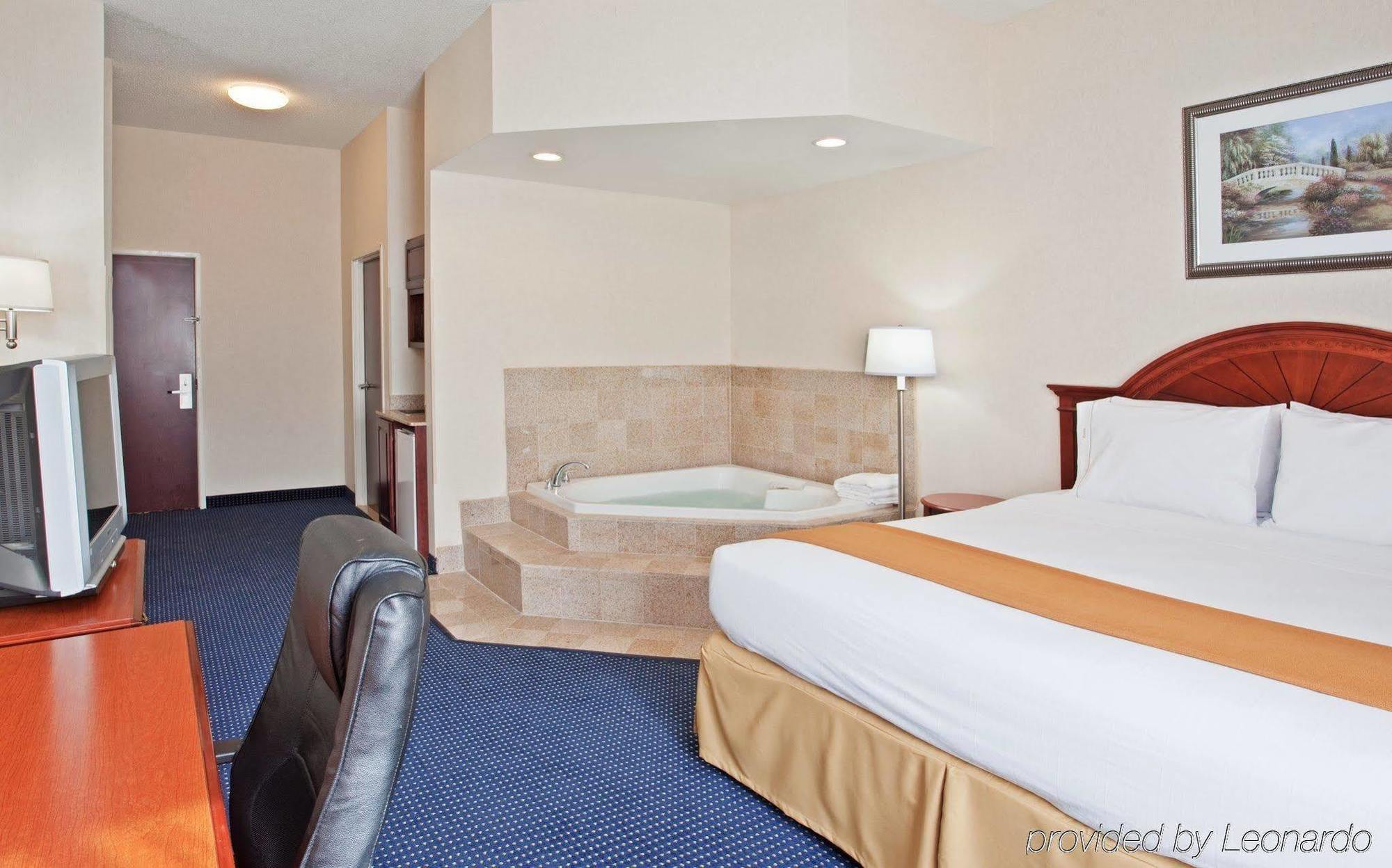 Holiday Inn Express Hotel & Suites Cleveland-Richfield By Ihg Brecksville Room photo